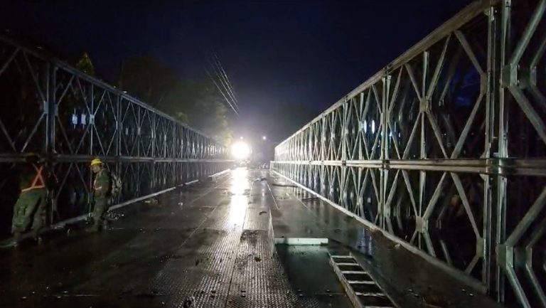 Trabajos del Cuerpo de Ingenieros del Ejército en el puente temporal del km 17.5 ruta al Pacífico