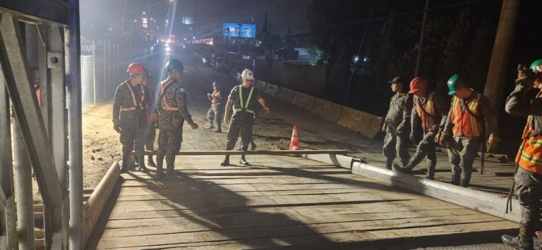 reparación de puente en ruta al Pacífico