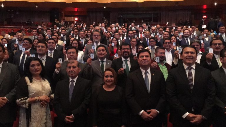 TSE entrega credenciales a diputados electos