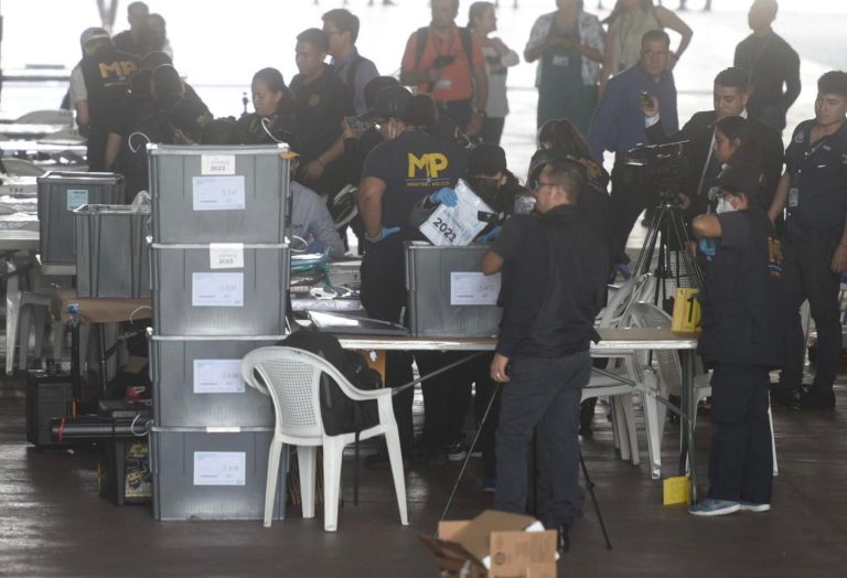 abren cajas electorales en allanamientos de FECI