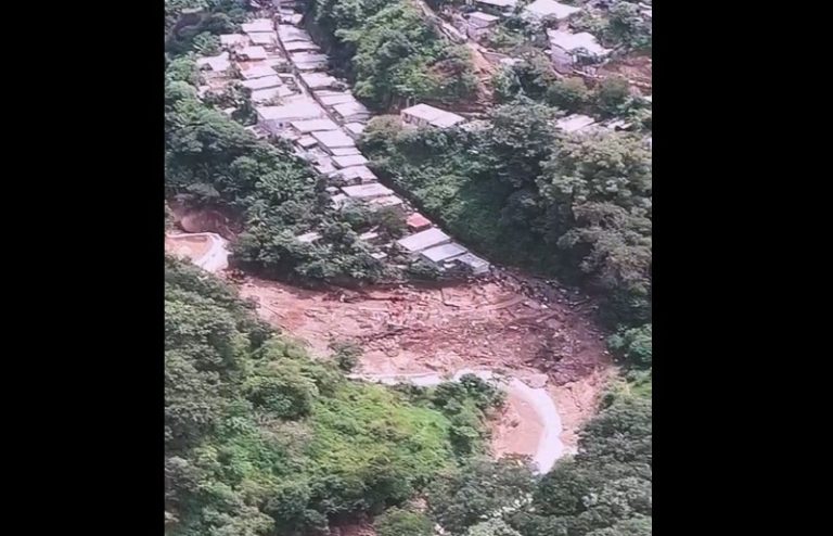 deslave bajo el puente El Naranjo