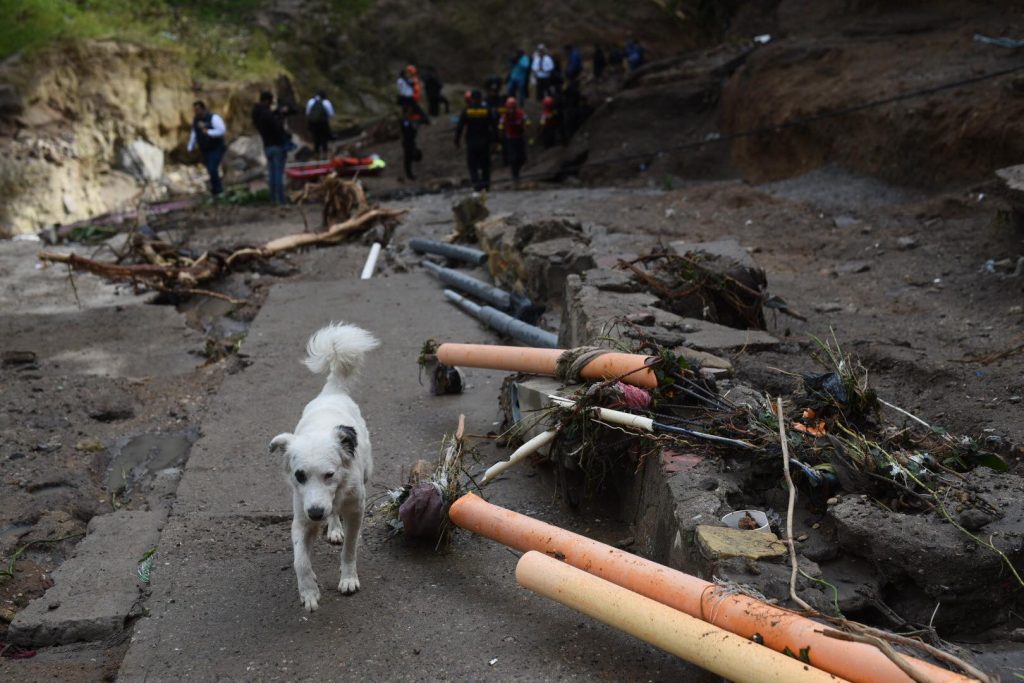 personas desaparecidas tras ser arrastradas por río bajo el puente El Naranjo