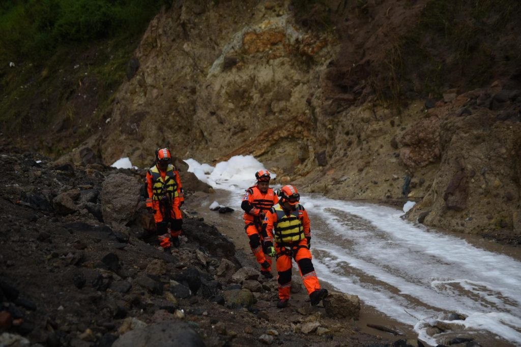 personas desaparecidas tras ser arrastradas por río bajo el puente El Naranjo