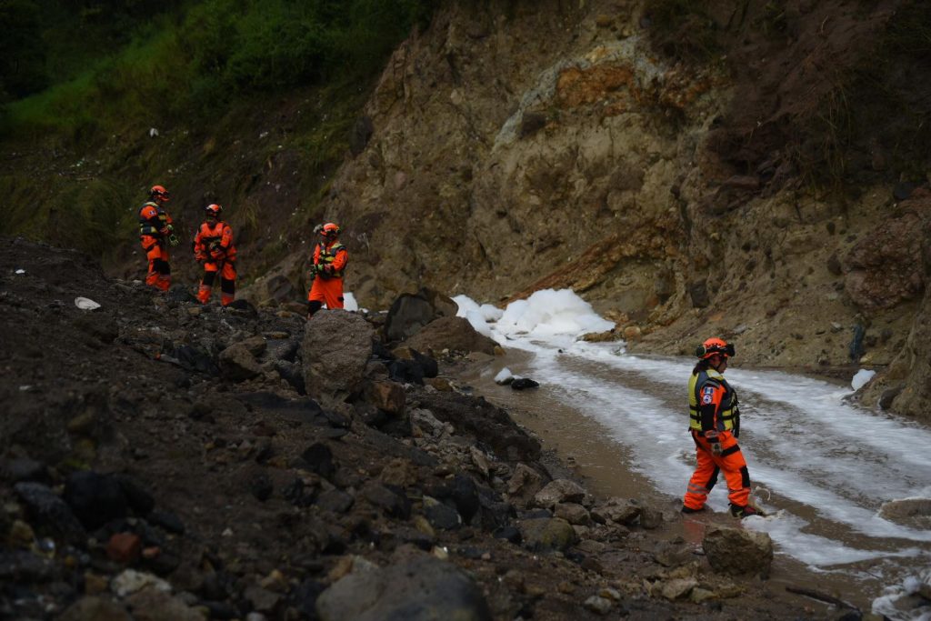 personas desaparecidas tras ser arrastradas por río bajo el puente El Naranjo