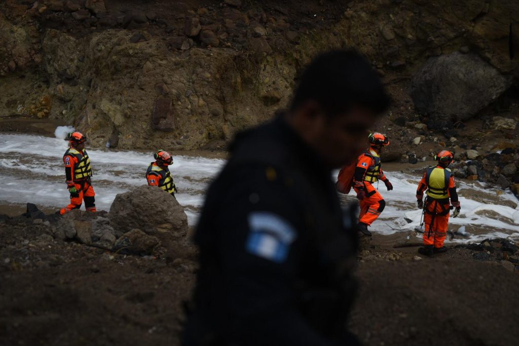 personas desaparecidas tras ser arrastradas por río bajo el puente El Naranjo