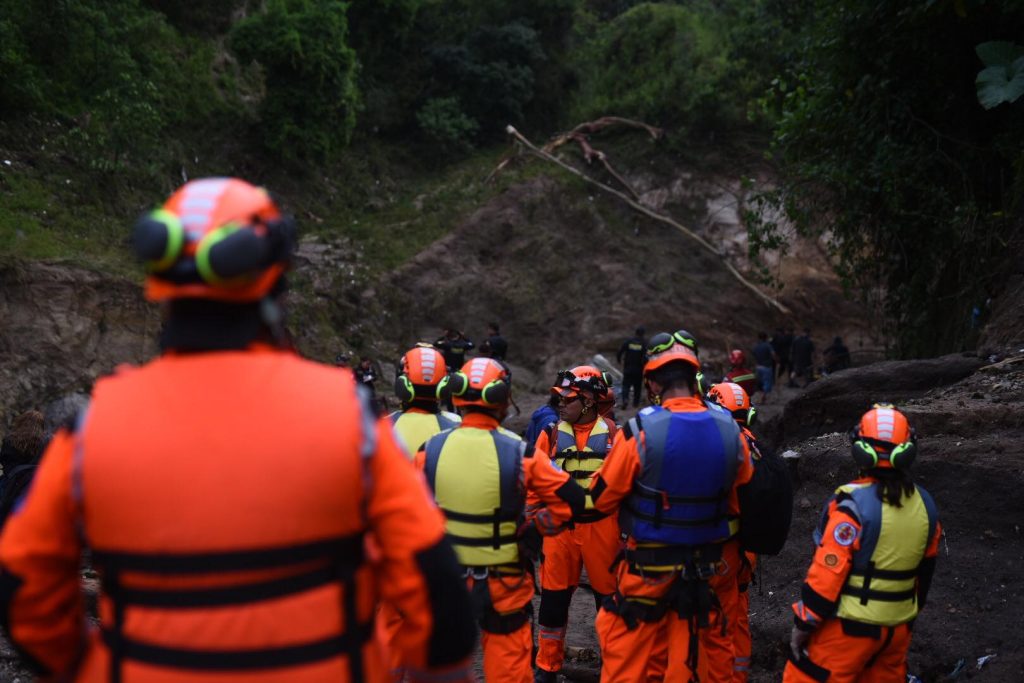 personas desaparecidas tras ser arrastradas por río bajo el puente El Naranjo