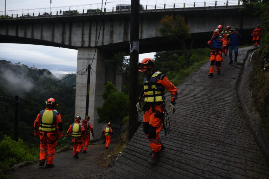 personas desaparecidas tras ser arrastradas por río bajo el puente El Naranjo