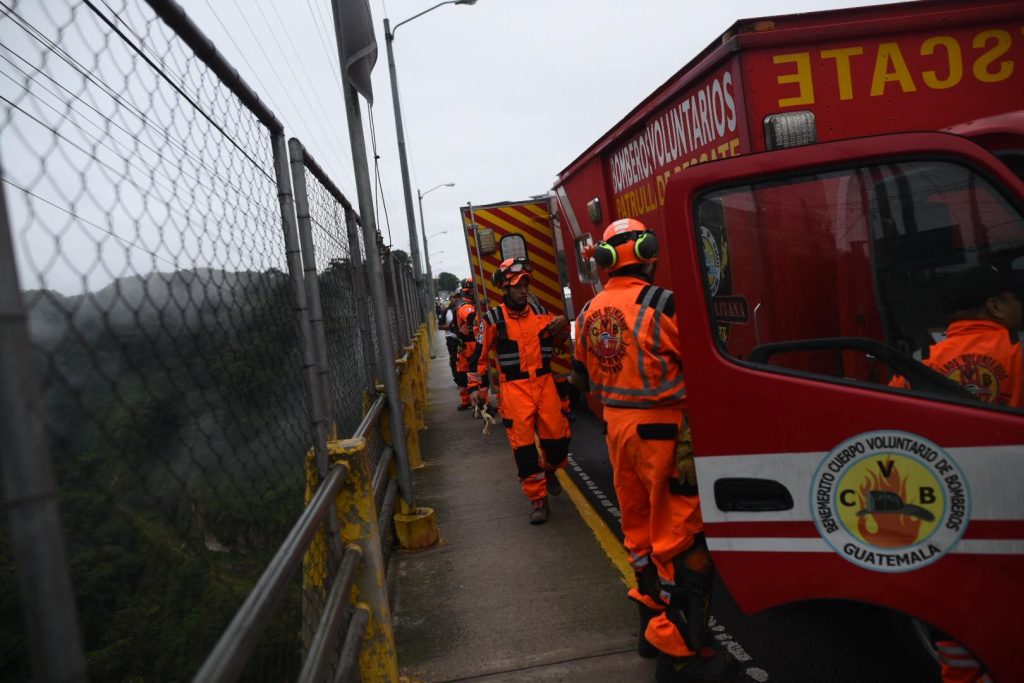 personas desaparecidas tras ser arrastradas por río bajo el puente El Naranjo