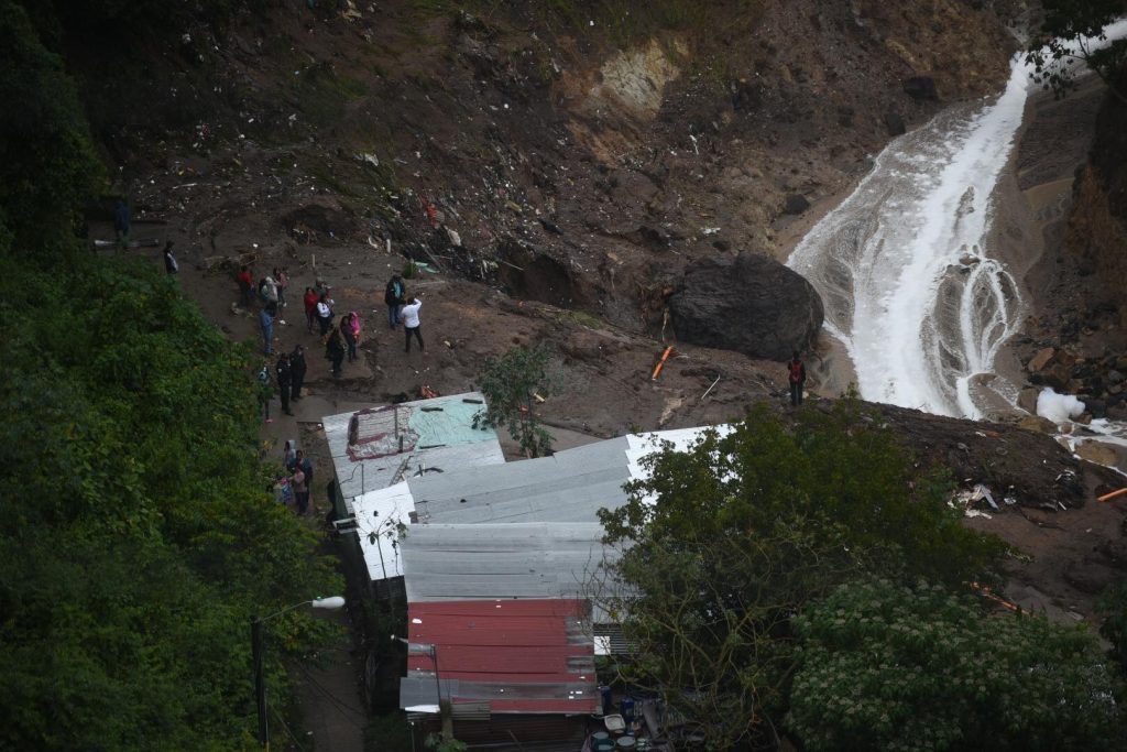 personas desaparecidas tras ser arrastradas por río bajo el puente El Naranjo