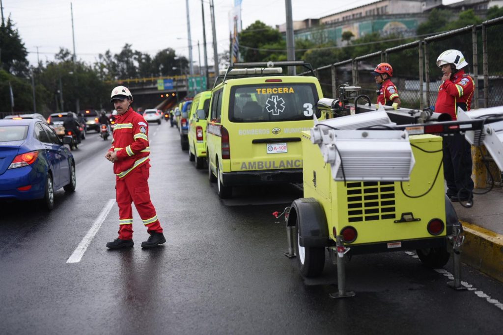 personas desaparecidas tras ser arrastradas por río bajo el puente El Naranjo