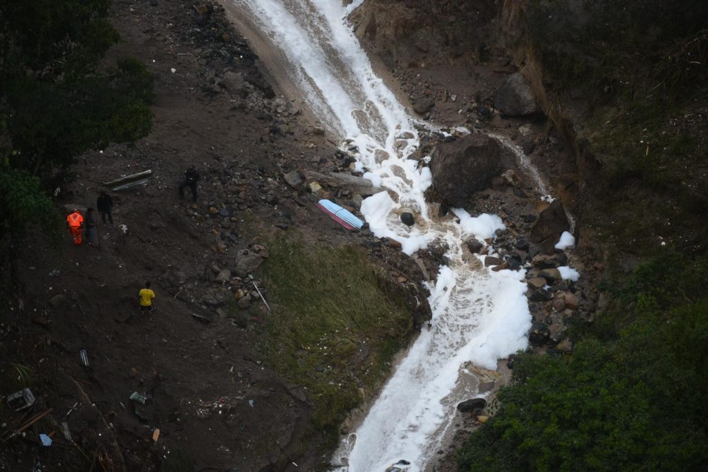 personas desaparecidas tras ser arrastradas por río bajo el puente El Naranjo