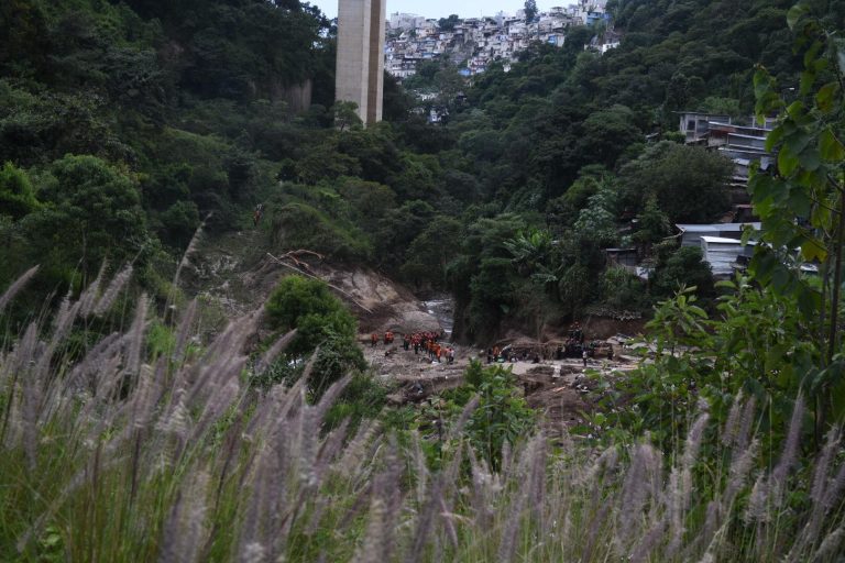 personas desaparecidas tras ser arrastradas por río bajo el puente El Naranjo