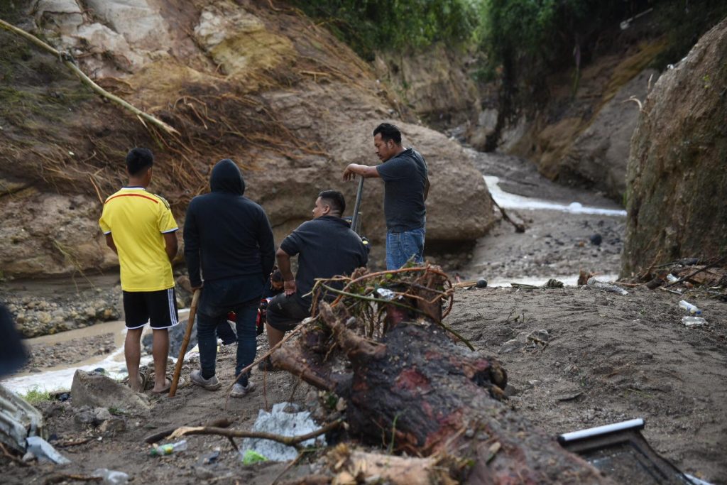 personas desaparecidas tras ser arrastradas por río bajo el puente El Naranjo