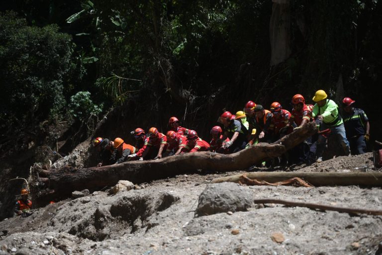 personas desaparecidas tras ser arrastradas por río bajo el puente El Naranjo