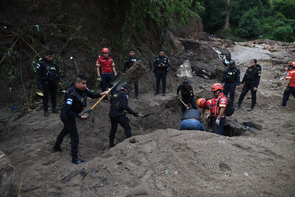 personas desaparecidas tras ser arrastradas por río bajo el puente El Naranjo