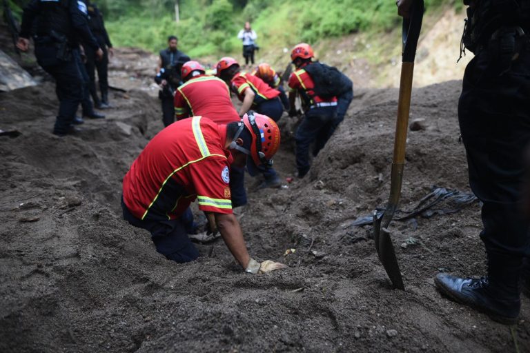 personas desaparecidas tras ser arrastradas por río bajo el puente El Naranjo