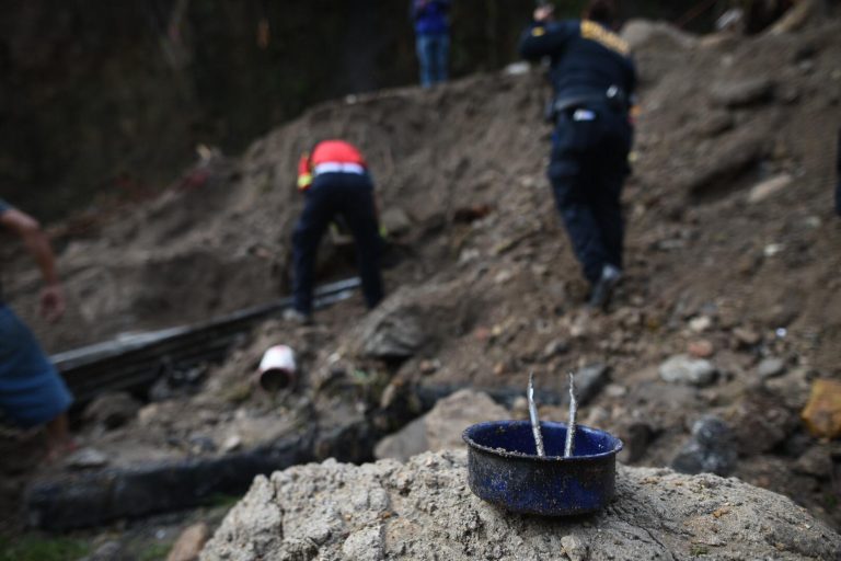 personas desaparecidas tras ser arrastradas por río bajo el puente El Naranjo