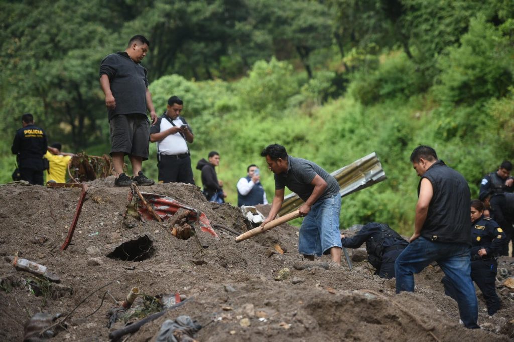 personas desaparecidas tras ser arrastradas por río bajo el puente El Naranjo