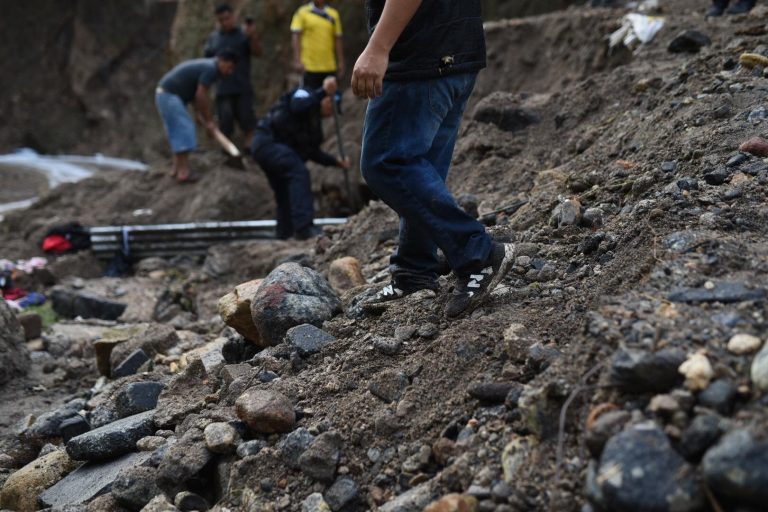 personas desaparecidas tras ser arrastradas por río bajo el puente El Naranjo