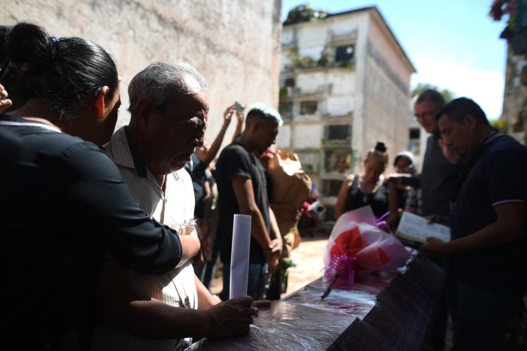 Entierro de Karla Roxana de Paz, otra de las víctimas de la tragedia ocurrida en el asentamiento Dios es Fiel, ubicado en la zona 7 bajo el puente El Naranjo, fue sepultada por familiares y amigos entre un inmenso dolor por su inesperada muerte.