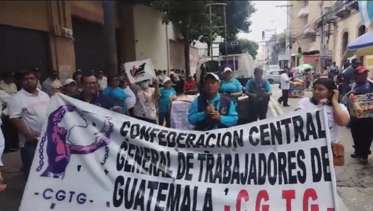 manifestación de sindicalistas de Salud frente al Congreso