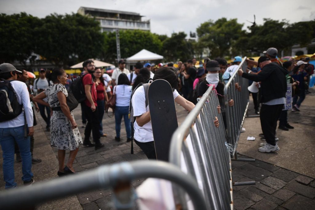 manifestación en plaza de la Constitución antes de actividades de Independencia