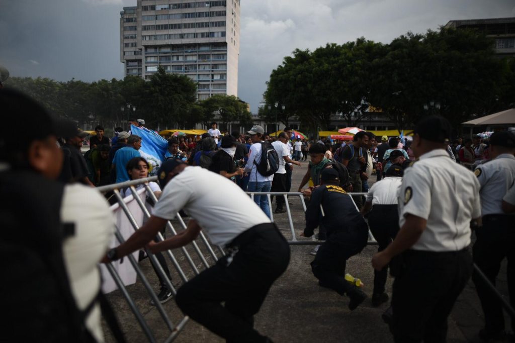 manifestación en plaza de la Constitución antes de actividades de Independencia