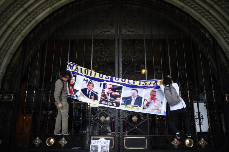 Protestan en Plaza de la Constitución, donde se conmemorará la Independencia