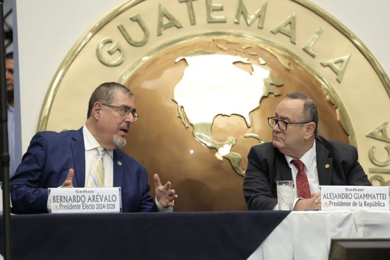 Bernardo Arévalo y Alejandro Giammattei en el proceso de transición