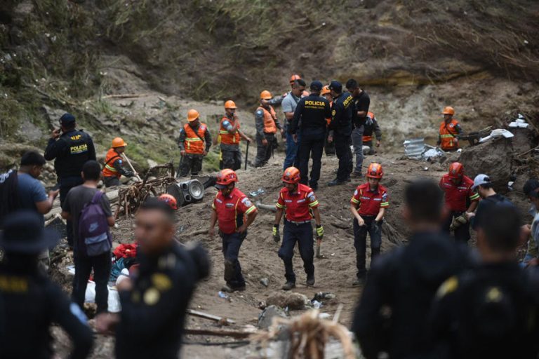 Socorristas en labores de búsqueda de víctimas en asentamiento "Dios es fiel"