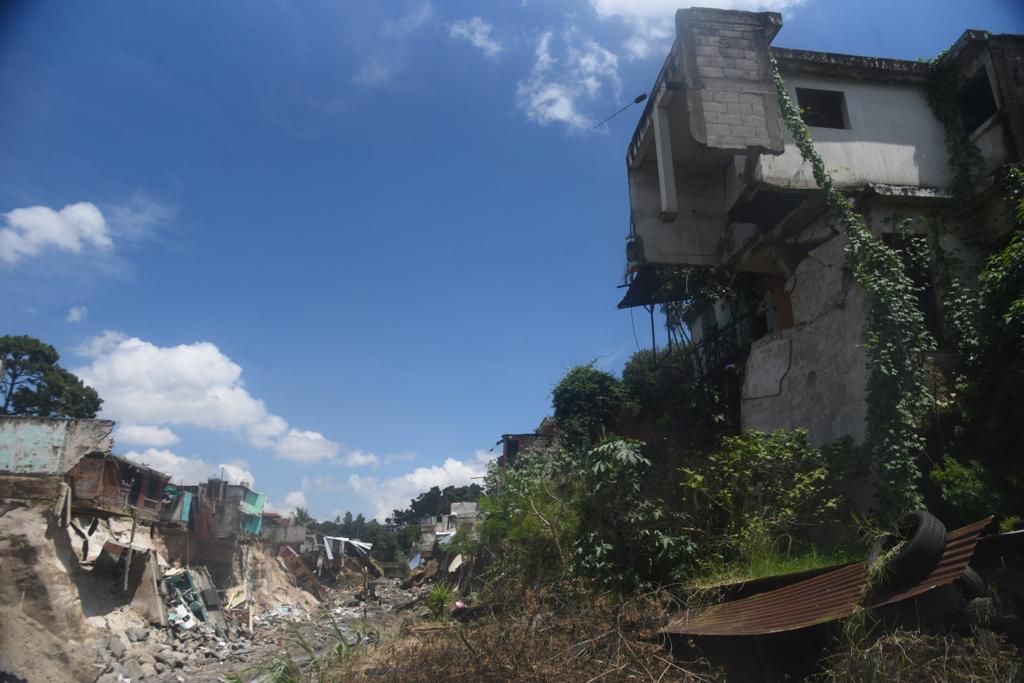 viviendas en riesgo por socavamiento en San Miguel Petapa