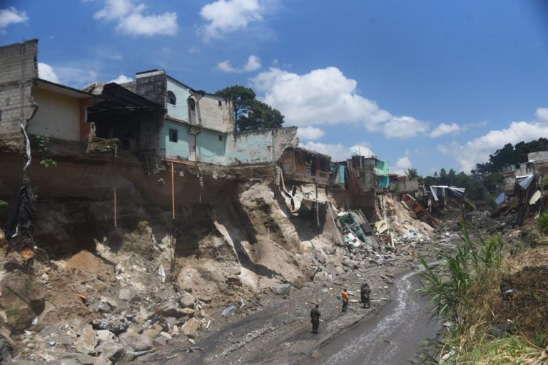 viviendas en riesgo por socavamiento en San Miguel Petapa