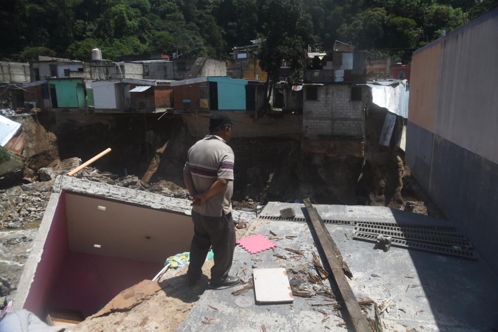 viviendas en riesgo por socavamiento en San Miguel Petapa