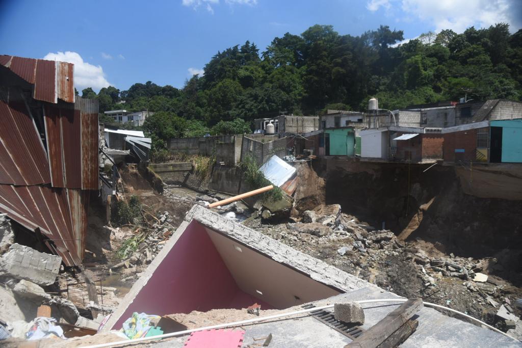 viviendas en riesgo por socavamiento en San Miguel Petapa