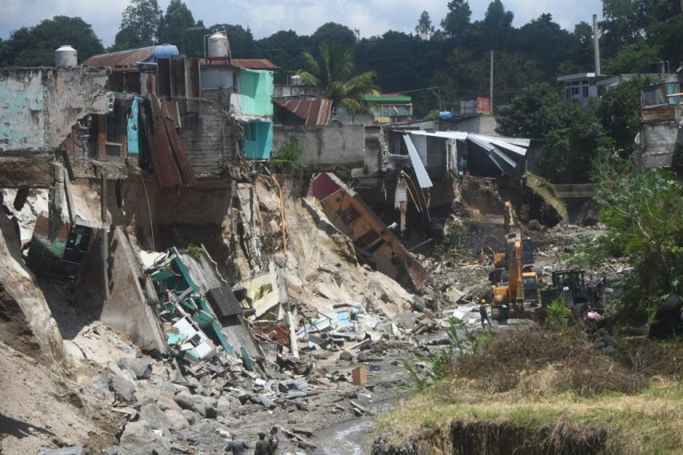 viviendas en riesgo por socavamiento en San Miguel Petapa