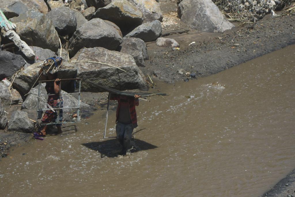 viviendas en riesgo por socavamiento en San Miguel Petapa