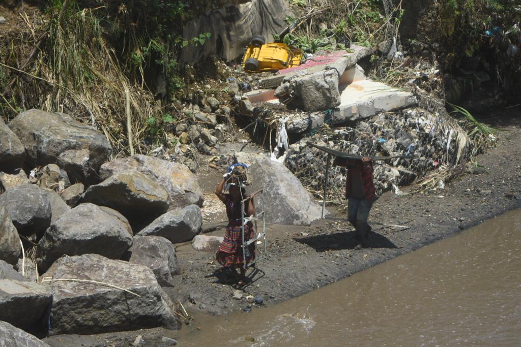 viviendas en riesgo por socavamiento en San Miguel Petapa