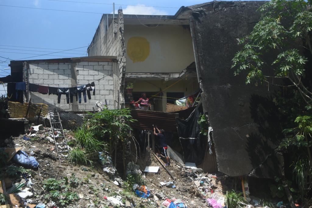 viviendas en riesgo por socavamiento en San Miguel Petapa