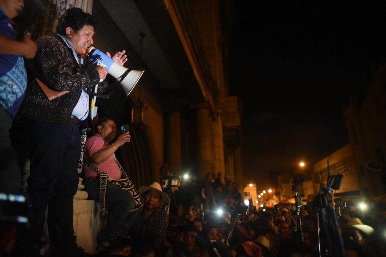 líderes indígenas mantienen manifestaciones en defensa de la democracia