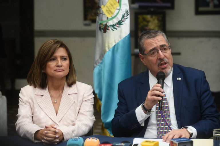 Bernardo Arévalo y Karin Herrera se pronuncian sobre orden de Corte de Constitucionalidad para retirar a manifestantes