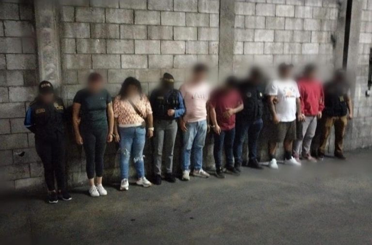 capturados por vender vehículo con reporte de robo en zona 1