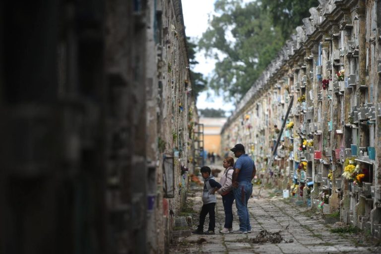 visitan el cementerio general por el Día de los Santos, 1 de noviembre