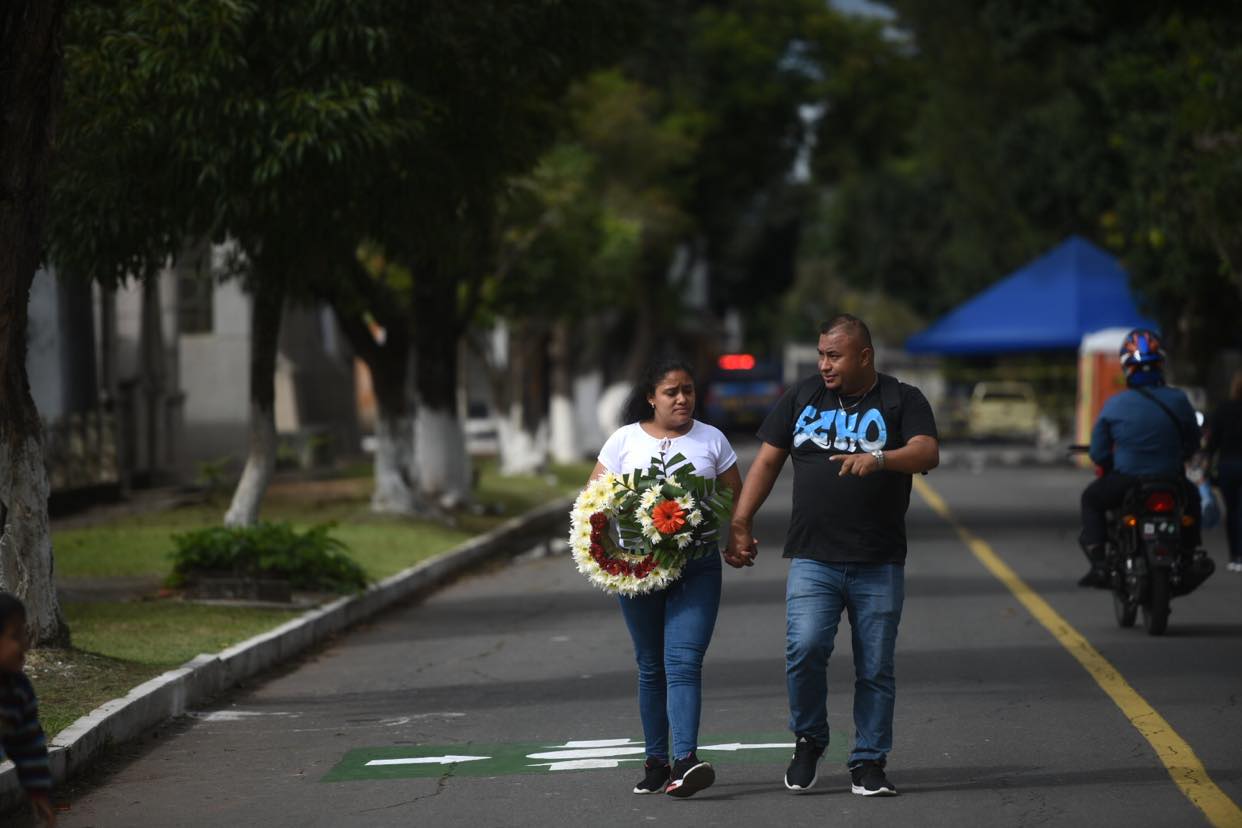 visitan el cementerio general por el Día de los Santos, 1 de noviembre