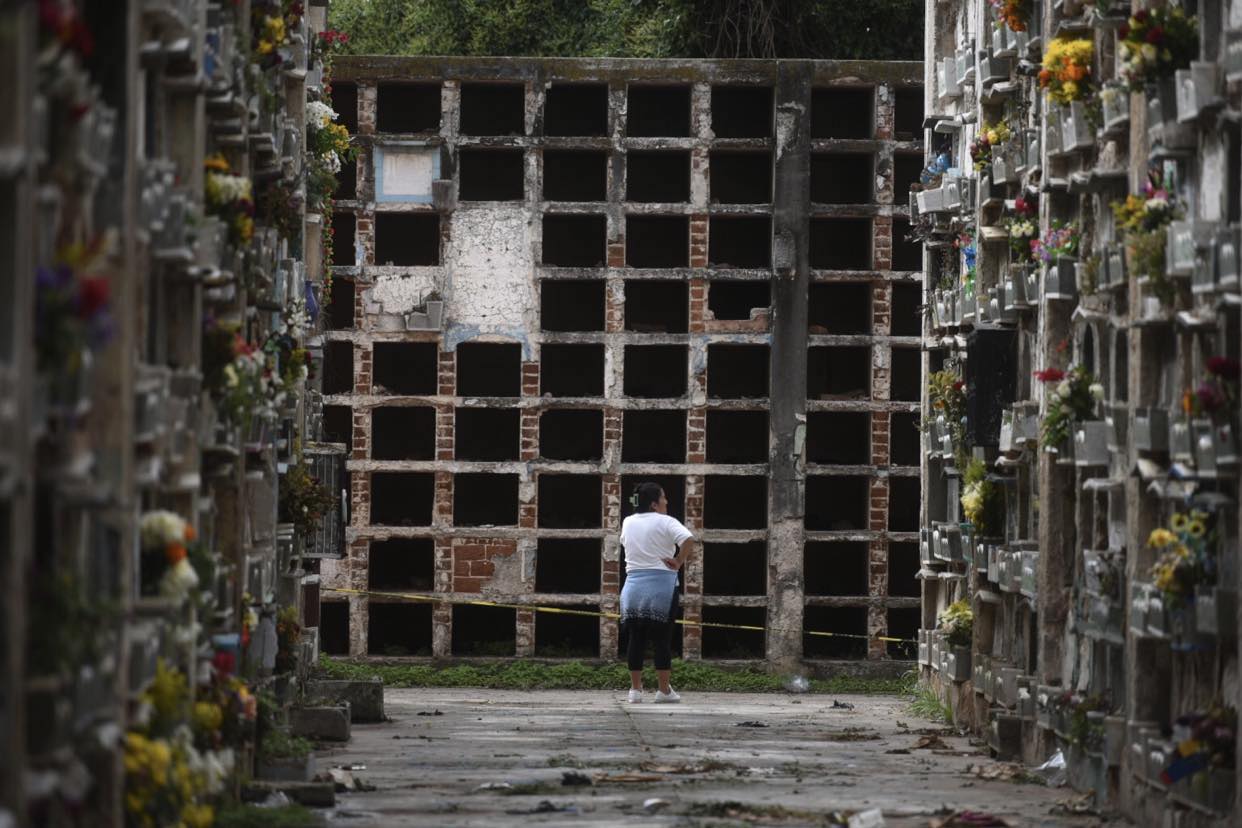 visitan el cementerio general por el Día de los Santos, 1 de noviembre