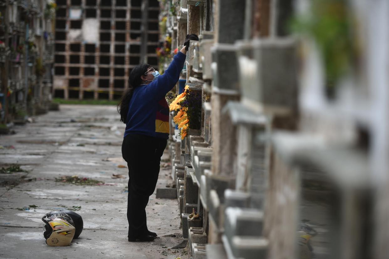 visitan el cementerio general por el Día de los Santos, 1 de noviembre