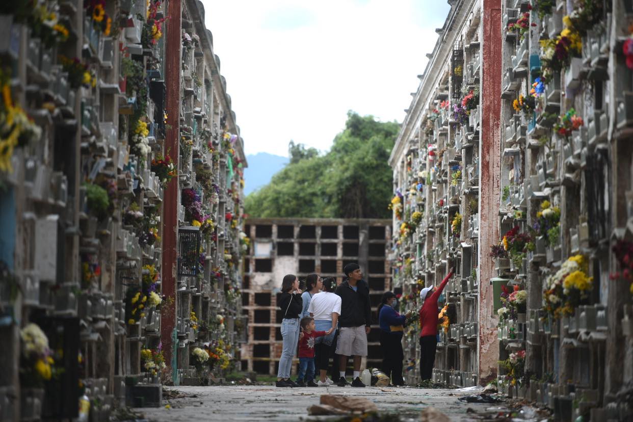 visitan el cementerio general por el Día de los Santos, 1 de noviembre