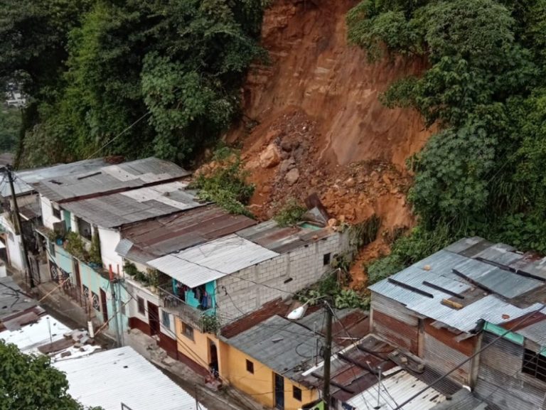 Deslizamiento bajo el puente Belice afecta viviendas