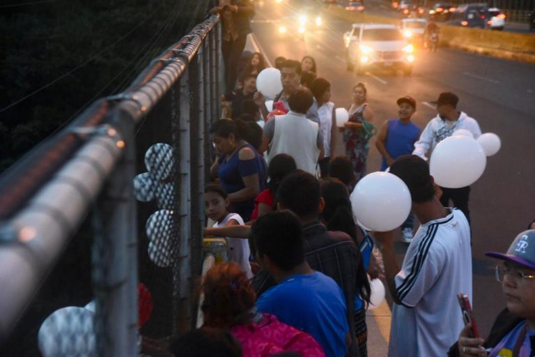 Liberan globos en memoria de víctimas del asentamiento Dios es Fiel