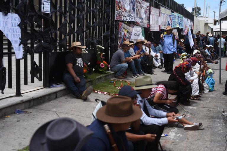 segundo día de manifestación de los 48 Cantones de Totonicapán frente el Ministerio Público