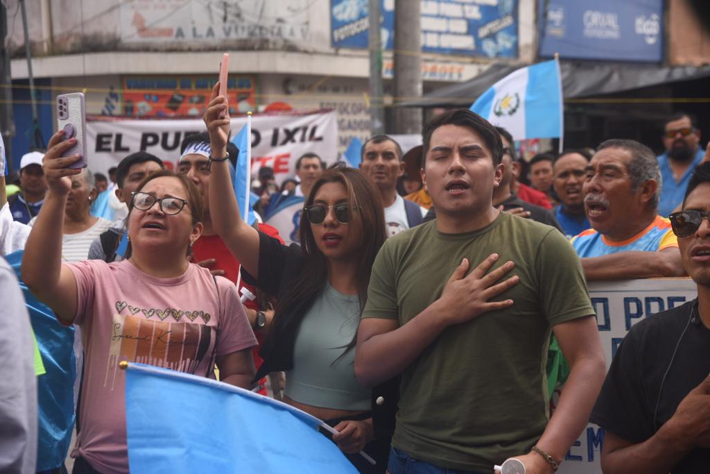 buses con manifestantes llegan a la capital desde Quiché